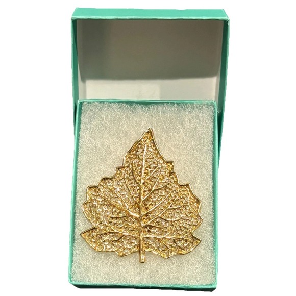The Unbranded Brand Jewelry - Vintage Gold Tone Maple Leaf Brooch Filigree Pin Jewelry Estate Gift Box